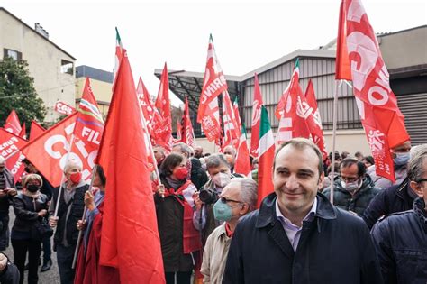 In via Pedrotti per solidarietà alla Cgil dopo l attacco di Roma la