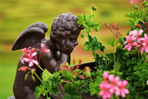 5 Striking Benefits of Garden Statues - McNezu