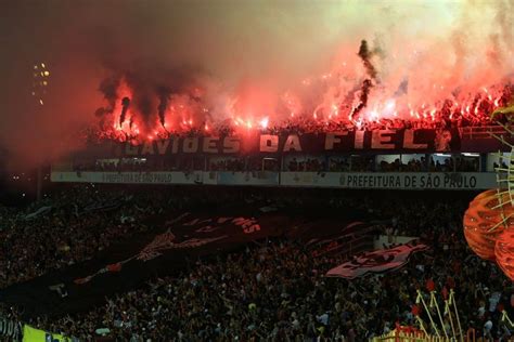 Torcida da Gaviões da Fiel acende sinalizadores durante desfile da