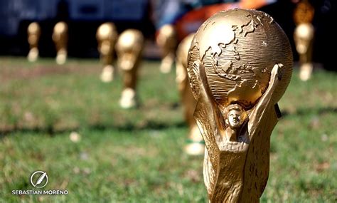 En La Previa Del Mundial Un Artesano Rosarino Vende R Plicas De La Copa