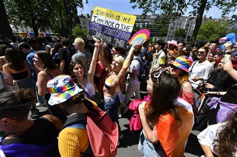 Une Multitude Grim E Et Dansante La Marche Des Fiert S De Nantes