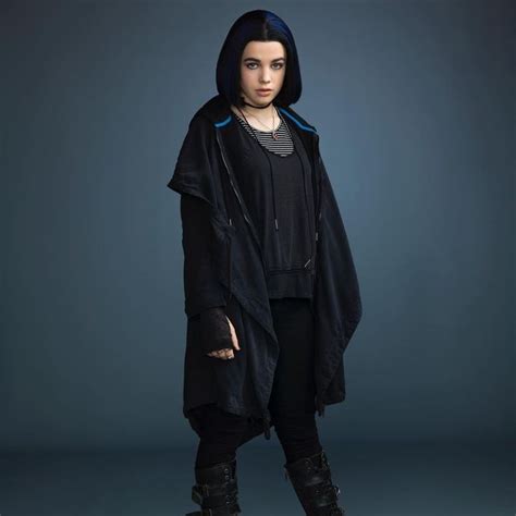 Teagan Croft As Rachel Roth Aka Raven In Titans Season 1 Roupas De Hogwarts Estilo Swag