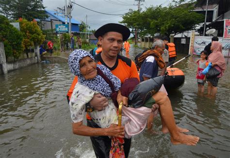 Landslide And Flash Floods On Indonesias Sumatra Island Leave At Least