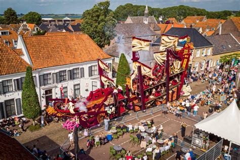 Corso Vollenhove Op Augustus Bloemencorso Foodtrucks En Muziek