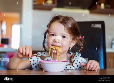 Petite Fille Dans La Cuisine Banque De Photographies Et Dimages à