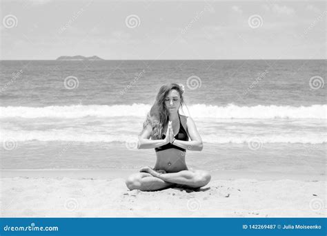 Une Jeune Belle Fille Avec Les Cheveux Rouges Dans Un Bikini Yoga De