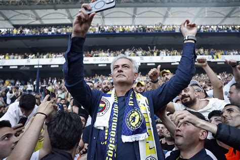 Fenerbahce il presidente presenta Mourinho Per noi è un passo