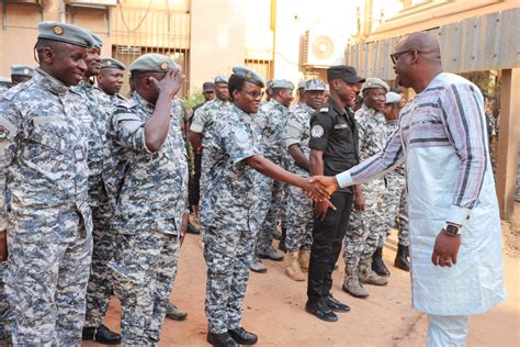 Burkina Faso Me Edasso Rodrigue Bayala félicite la Garde de sécurité