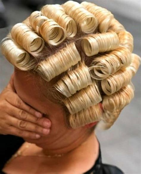 mise en plis déroulée Hair rollers Bouffant hair Hair curlers rollers