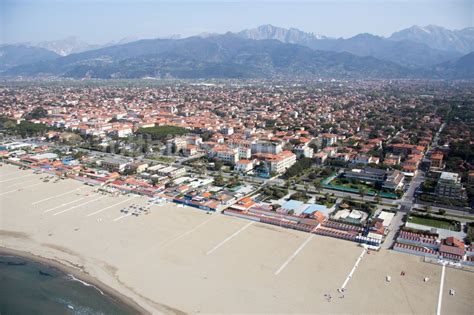 Forte dei Marmi von oben Meeres Küste des ligurischen Meers in Forte