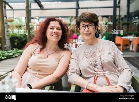 Heureuse M Re Mature Et Sa Fille Adulte Appr Ciant Dans La Conversation Tout En Passant La F Te