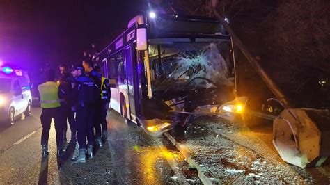 En ImÁgenes Siete Heridos Al Chocar Un Autobús Urbano De Oviedo Por El