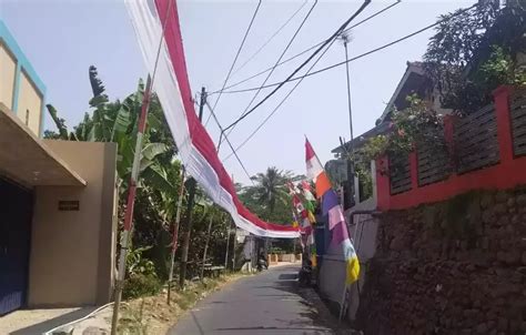 Sambut Hut Ri Warga Di Bandung Barat Bentangkan Bendera Merah Putih