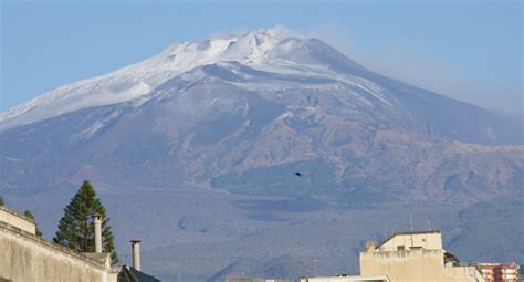 Italy S Mount Etna Lights Up Night Sky In Spectacular Eruption