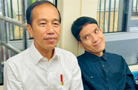 12 Potret Artis Jajal LRT Bareng Presiden Jokowi Foto Selfie Bikin Viral