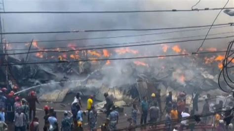 Bangladesh Un Vasto Incendio Distrugge Un Mercato Di Dacca Youtube