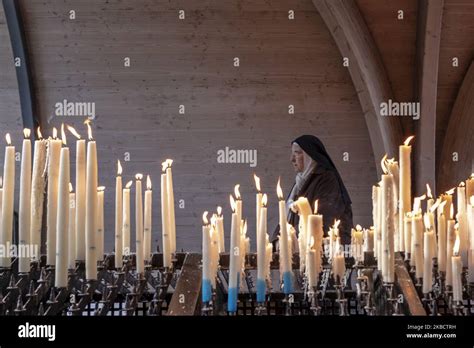 Une Marche Religieuse Devant L Un Des Diff Rents Autels O Les