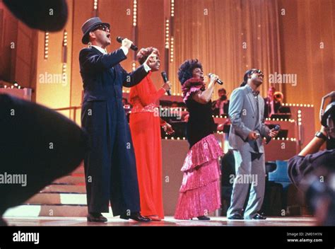 From Left To Right Elton John Dionne Warwick Gladys Knight And