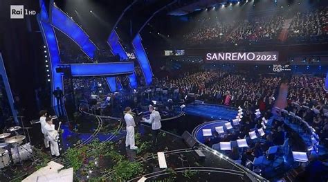 Sanremo Blanco Indagato Per Aver Distrutto Le Rose Sul Palco Dell