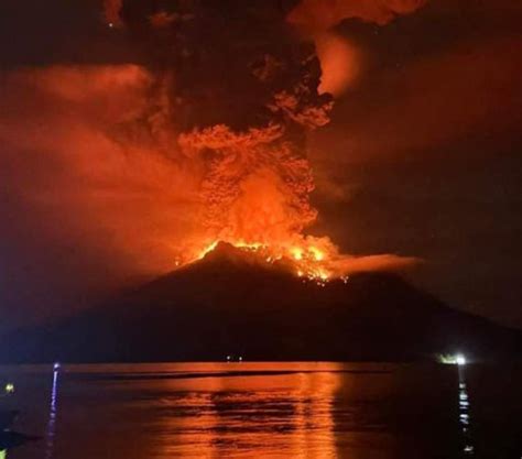 Foto Penampakan Dahsyatnya Letusan Gunung Ruang Sulawesi Utara