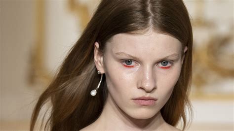 Make Up Trend Im Frühling 2023 Tragen Wir Den Lidschatten Nicht Mehr Auf Den Augen Sondern