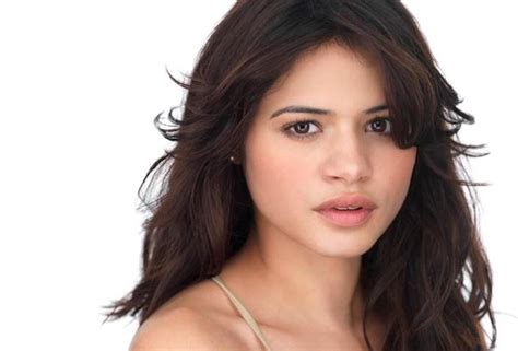 Charmed Reboot Melonie Diaz Cast As Lesbian Sister Mel