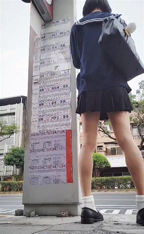 【画像】”女子高生” が通学中我慢できずバス停でお漏らしする動画がバズるww ポッカキット