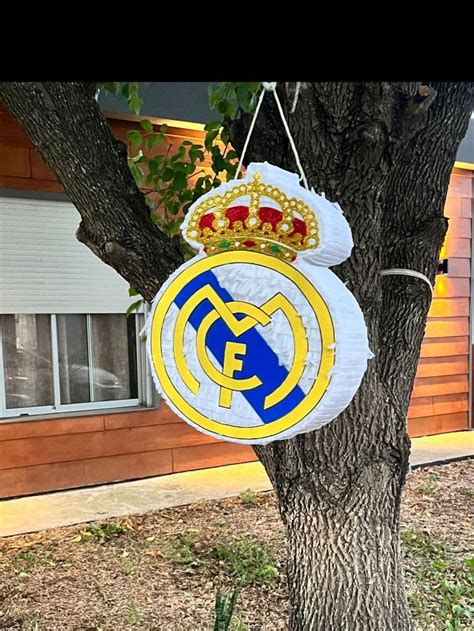 Piñata real madrid Adornos manuales Manualidades Decorar cumpleaños