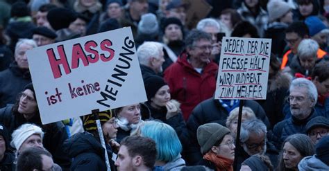 Menschen Bei Demo Gegen Rechts In Darmstadt