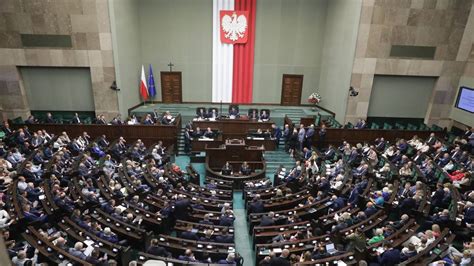 Sejm przyjął dwie ustawy o Trybunale Konstytucyjnym Mają go