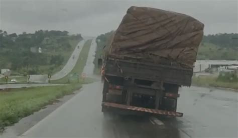 Caminhão carregado abacaxi é flagrado quase tombando na BR 153 em