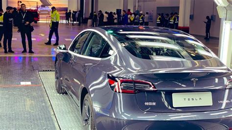 Tesla Delivers Its First Made In China Cars Bbc News