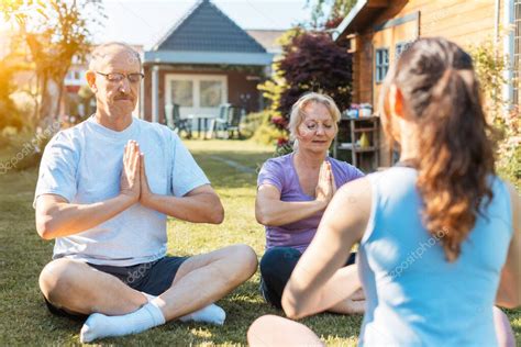 Sesi N Grupal De Yoga Al Aire Libre Personas Mayores Con Entrenador