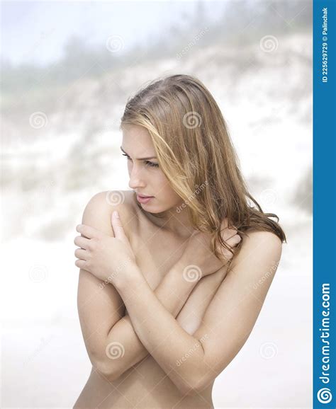 Jeune Femme Nue Sur La Plage De Sable Image stock Image du nudité