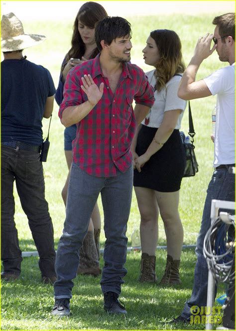 Taylor Lautner Looking Sexy On 'Run The Tide' Set: Photo 3140147 ...