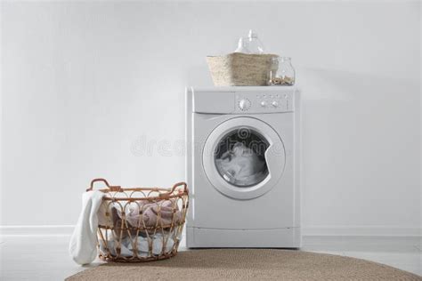 Paniers Modernes De Lave linge Et De Blanchisserie Près Du Mur Blanc