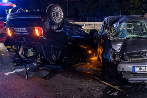 Auto überschlägt sich bei heftigem Unfall auf B43 in Frankfurt Drei