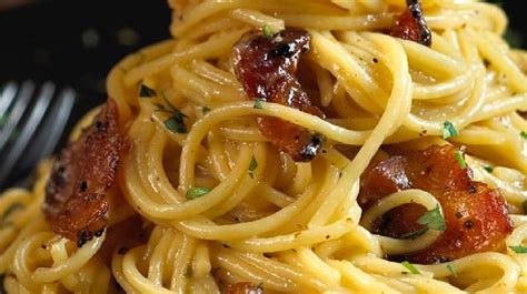 Spaghetti Carbonara With Pepper Coated Bacon Wluk