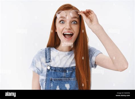 Jeune Fille Rousse Excit Avec Les Taches De Rousseur Et Les Yeux Bleus