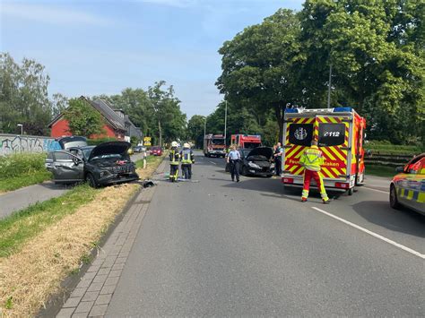 FW Dinslaken Schwerer Verkehrsunfall Auf Der B8