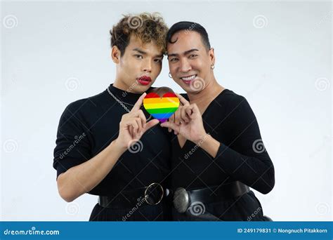 Coppia Gay Asiatica In Abito Nero Con Carta Arcobaleno A Cuore Spezzato