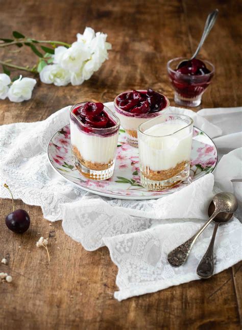 Verrines De Mousse De Fromage Blanc Au Coulis De Cerises Lady