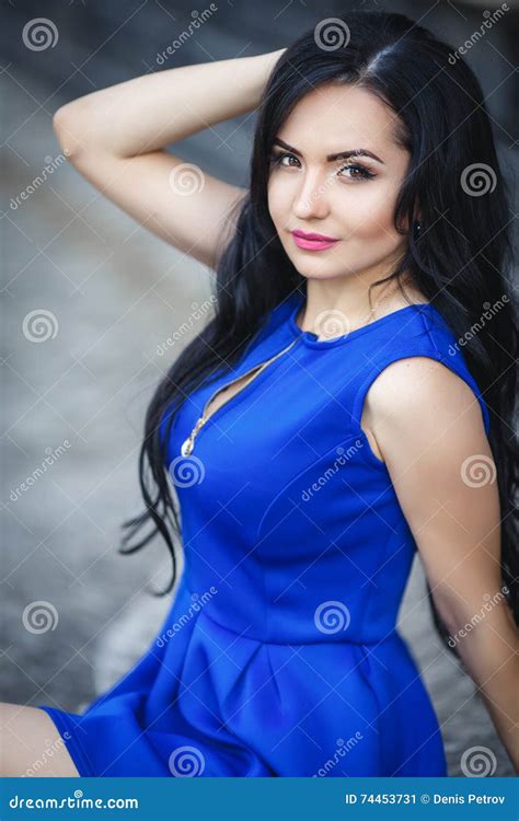 Belle Femme Dans Une Robe Bleue Sexy Image Stock Image Du Fille