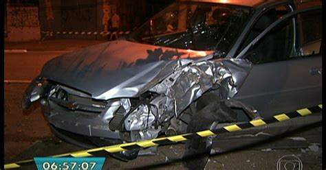 G1 Suspeitos em fuga atropelam três em avenida da Zona Leste de SP