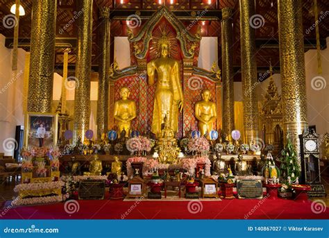 Altare Del Vihaa Del Tempio Buddista Wat Chedi Luang Chiang Mai