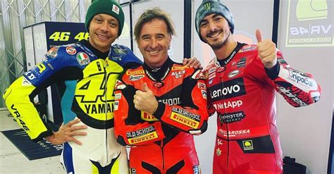 Motogp Valentino Rossi In Moto Si Allena Con I Piloti Della Vr