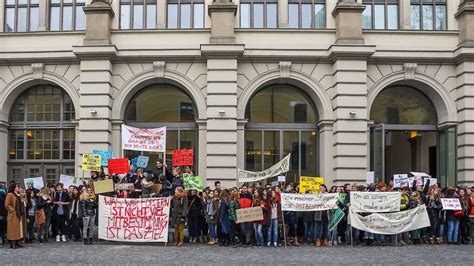 Schüler Demonstration vor dem Kultusministerium