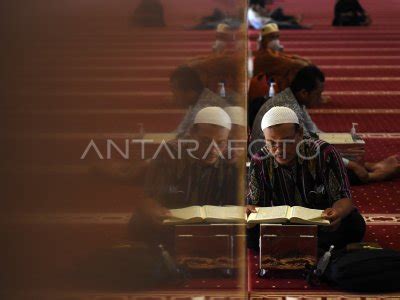 Tadarus Al Quran Di Masjid Istiqlal Antara Foto