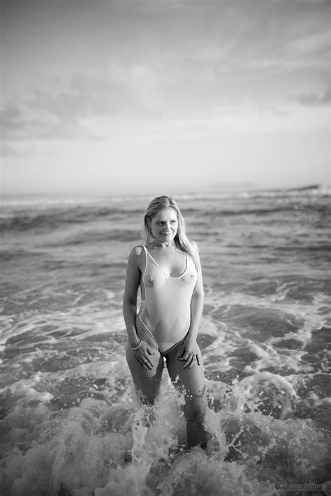 bikini model kmk AI enhanced Sheer Pleasure topaz sharpen faceaiポルノ写真