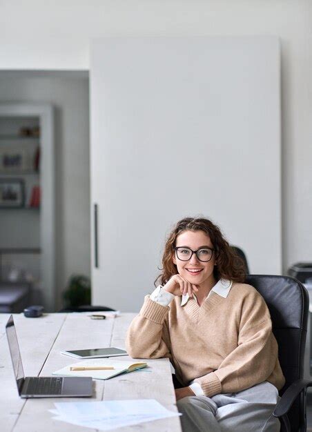 Joven Mujer De Negocios Profesional Feliz Sentada En El Retrato De